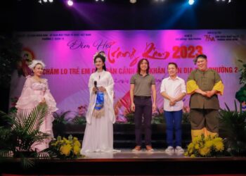 VIỆT HƯƠNG TẶNG BÁNH VÀ LỒNG ĐÈN CHO 600 EM NHỎ CÓ HOÀN CẢNH KHÓ KHĂN