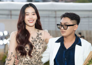 HOA KHÔI NAM EM VỪA LÀM NGƯỜI MẪU VỪA HÁT TRONG SHOW THỜI TRANG