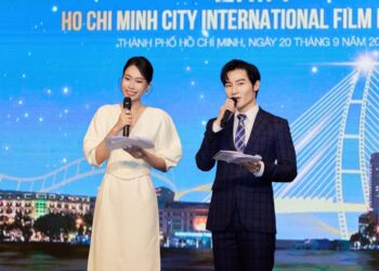 Sau lễ công bố Liên hoan phim Quốc tế TP.HCM, hoa hậu Ban Mai tặng quà Trung thu cho trẻ em nghèo