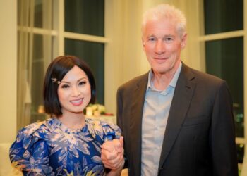 Ca sĩ Hà Phương trẻ trung hội ngộ tài tử phim”Người đàn bà đẹp” Richard Gere
