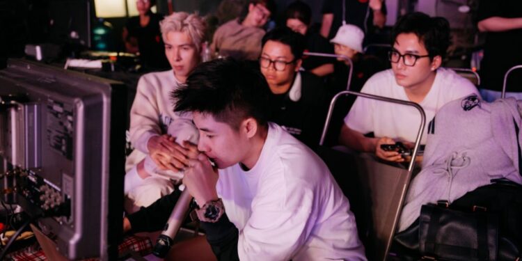 “Đạo diễn triệu view” Đinh Hà Uyên Thư tiết lộ cảnh bay ấn tượng của Hồng Nhung và Huyền Baby