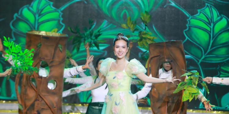 MC Thu Hà gửi trọn thông điệp tình đoàn kết giành giải Én Bạc 2023