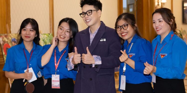 JayKii hát đám cưới tập thể của 82 cặp đôi