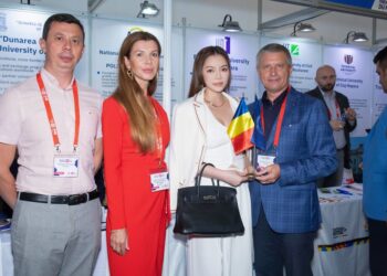 Lý Nhã Kỳ thăm các trường đại học Romania tại TP.HCM