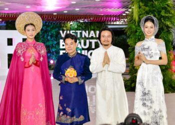 Gần 70 người đẹp quốc tế trình diễn áo dài Việt Nam tại Đà Nẵng