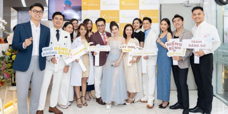 Midu, Song Luân, Trương Quỳnh Anh chúc mừng NS Sĩ Thanh khai trương VSiTa Dental