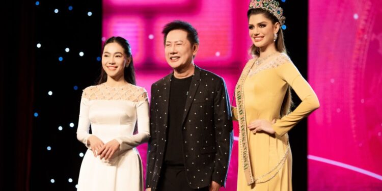 Thí sinh duy nhất của Miss Grand International 2023 mặc áo dài nhận sash tại show diễn Xin chào Việt Nam