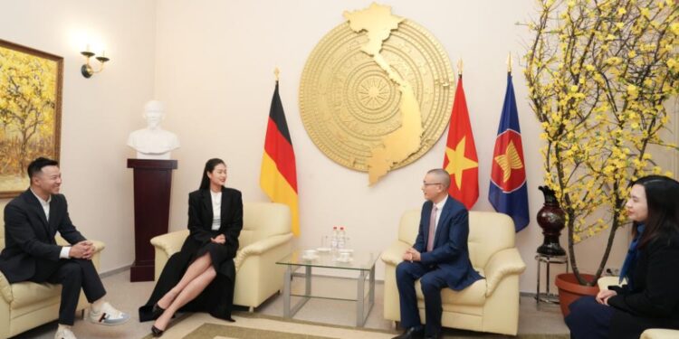 Thiên Ân khoe bờ lưng hút mắt, eo nhỏ ngỡ ngàng trên thảm đỏ quốc tế