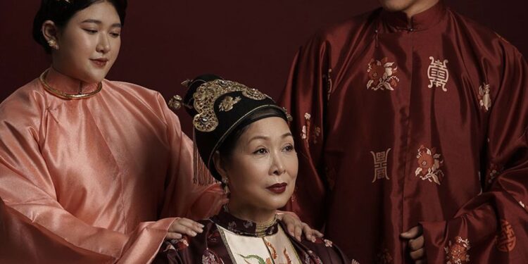 NSND Hồng Vân và 2 người con đáng yêu trong bộ ảnh Việt phục