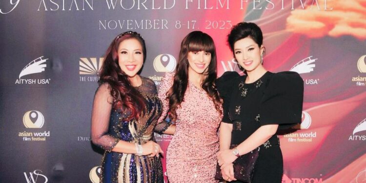 Nguyễn Hồng Nhung hát “Xin chào Việt Nam” bằng hai thứ tiếng tại Liên hoan phim thế giới châu Á 2023