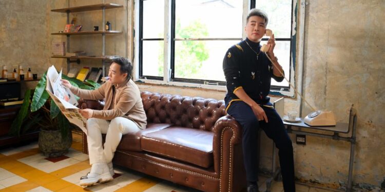 Ca sĩ Đàm Vĩnh Hưng bất ngờ tung MV mashup “Tuổi xa người” với sự góp mặt của “thánh mưa” Trung Quân