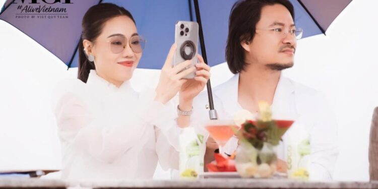 Phong cách ton-sur-ton của vợ chồng đạo diễn Hoàng Nhật Nam và doanh nhân Phạm Kim Dung