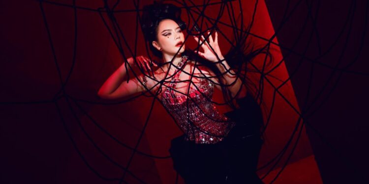 Lý Nhã Kỳ hóa minh tinh Megan Fox khoe ngực đầy gợi cảm