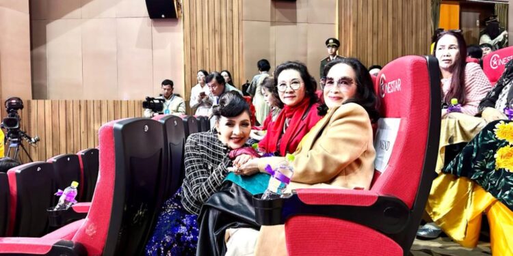 Thái Nhã Vân lo lắng khi được trao cơ hội công bố kết quả ở Liên hoan phim Việt Nam