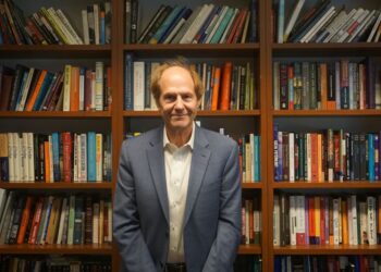 Ra mắt ‘Cú hích – Phiên bản cuối cùng’ của tác giả Nobel 2017