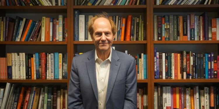 Ra mắt ‘Cú hích – Phiên bản cuối cùng’ của tác giả Nobel 2017