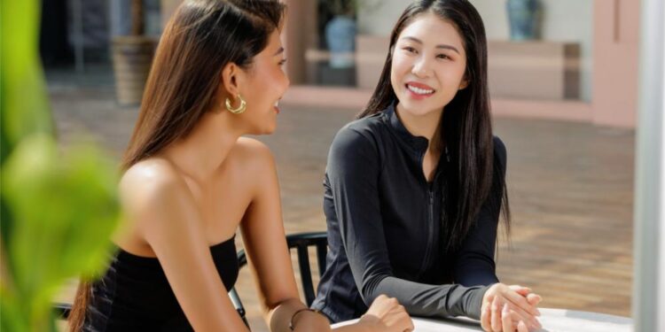 Hoa hậu Lan Anh được Á hậu Thạch Thu Thảo chia sẻ kinh nghiệm “chinh chiến” tại Miss Earth