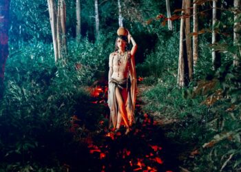 “Nóng bỏng mắt” với hình ảnh quyến rũ của Hương Giang trong MV mới