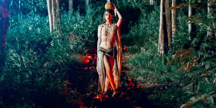 “Nóng bỏng mắt” với hình ảnh quyến rũ của Hương Giang trong MV mới