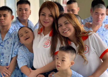 Ca sĩ Cam Thơ cùng Hoa hậu Thanh Mai trao 500 phần quà cho trẻ em