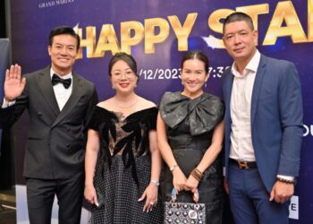 Vợ chồng Bình Minh – Anh Thơ mặc đồ hiệu dự sự kiện   