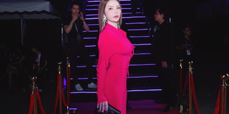 Lý Nhã Kỳ đi taxi, cuốc bộ đến sự kiện 