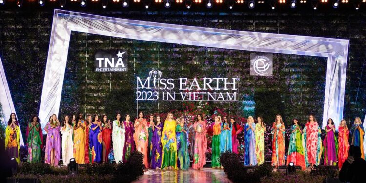 Thí sinh Miss Earth 2023 khoe dáng nóng bỏng với bikini dưới trời lạnh 15 độ