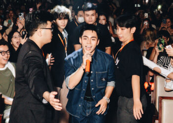 MONO “đánh úp” sinh viên UEH khi bất ngờ xuất hiện trình diễn EP vừa phát hành