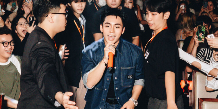 MONO “đánh úp” sinh viên UEH khi bất ngờ xuất hiện trình diễn EP vừa phát hành