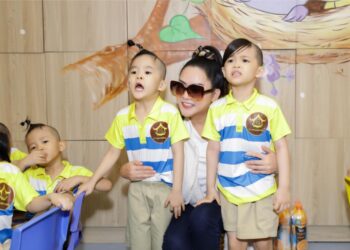 Hàng chục trẻ mồ côi hào hứng khi gặp ca sĩ Như Quỳnh