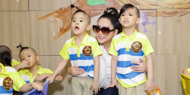 Hàng chục trẻ mồ côi hào hứng khi gặp ca sĩ Như Quỳnh