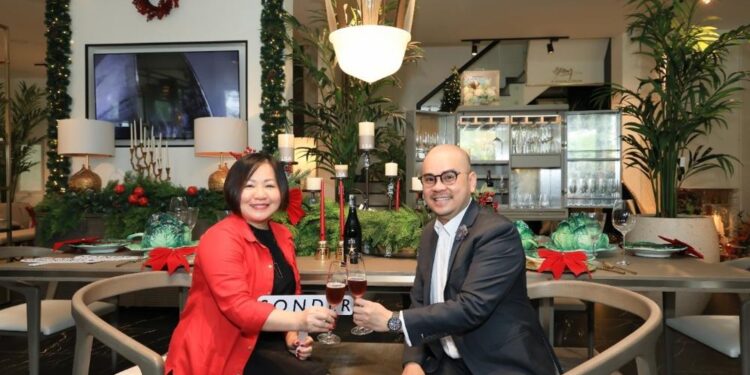 “Nam thần fitness” Trần Đạt Hiển hộ tống dàn mỹ nhân đến sự kiện của ông trùm nội thất