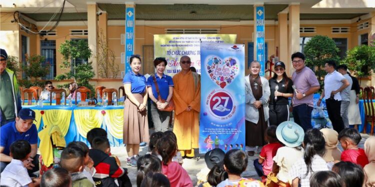 Công ty Du lịch Hồng Ngọc Hà cùng MC- DV Quỳnh Lê trao gửi yêu thương cho trẻ em nghèo