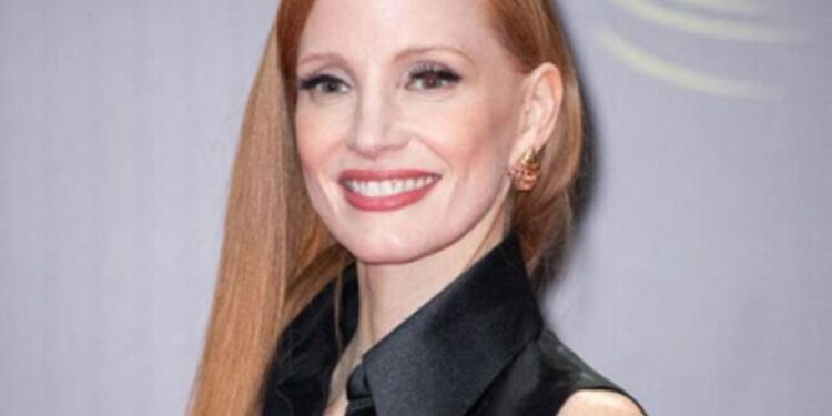 Jessica Chastain đối lập phong cách với Gabrille  Union khi cùng diện thiết kế công Trí 