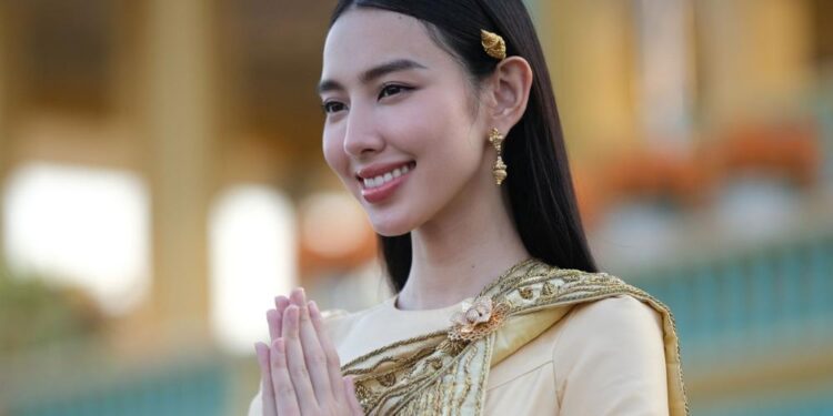 Hoa hậu Thuỳ Tiên khiến fan mê mẩn trong trang phục truyền thống Campuchia