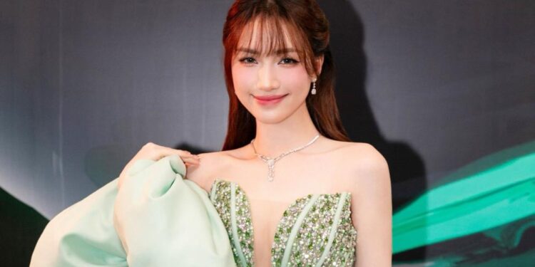 Hòa Minzy đeo trang sức trị giá gần nửa tỷ của PNJ tham gia sự kiện