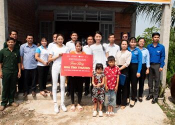 Chuyến từ thiện cuối năm của Á hậu Hoàng Nhung tại Long An