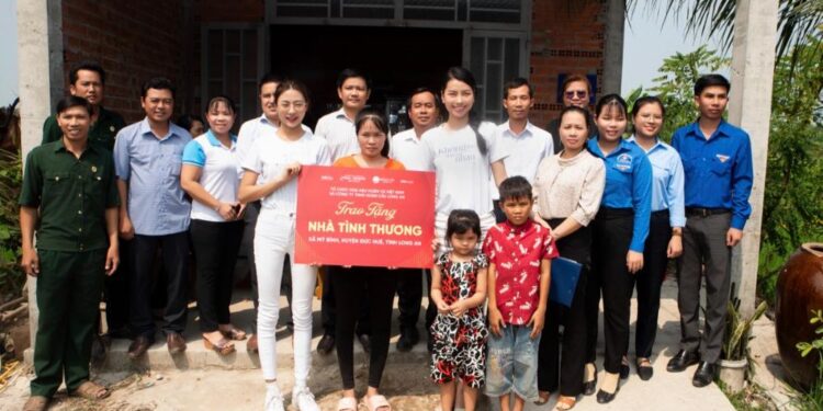 Chuyến từ thiện cuối năm của Á hậu Hoàng Nhung tại Long An