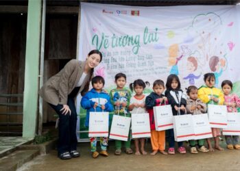 Lương Thùy Linh sơn sửa trường học, mang quà lên vùng cao tặng học sinh