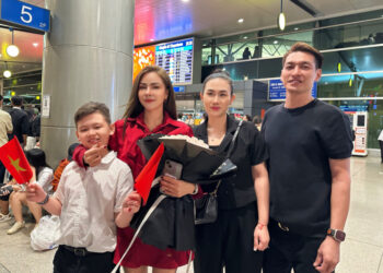 Người đẹp Vương Kim Hằng rạng ngời ở sân bay lên đường dự thi Mrs World 2023