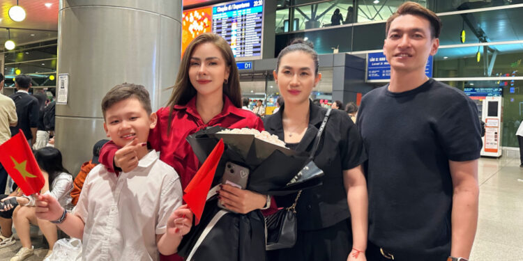 Người đẹp Vương Kim Hằng rạng ngời ở sân bay lên đường dự thi Mrs World 2023