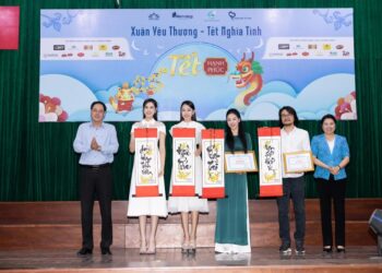 CEO Phạm Kim Dung, Đạo diễn Hoàng Nhật Nam và hơn 10 Hoa hậu, Á hậu trao quà cho trẻ mồ côi đón Tết