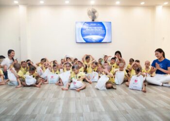 Top 2 Hoa hậu Hoàn vũ Việt Nam 2023 trao tặng những phần quà ý nghĩa cho các em nhỏ tại mái ấm Chúc Từ