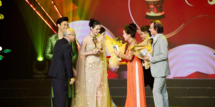 Vượt mặt đàn chị, Diệp Bảo Ngọc nhận giải Mai Vàng 2023