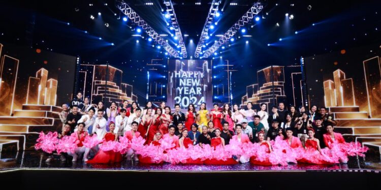 Hoa hậu Mai Phương và dàn Hoa Á hậu lần đầu kết hợp cùng nhóm nhạc Mây Tr