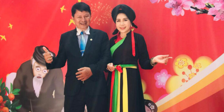 NSNA Đoàn Hoài Trung và Bác sĩ Hoa hậu Vân Anh tràn ngập hạnh phúc trong ngày tặng lại kỷ vật cho Bảo tàng Áo dài