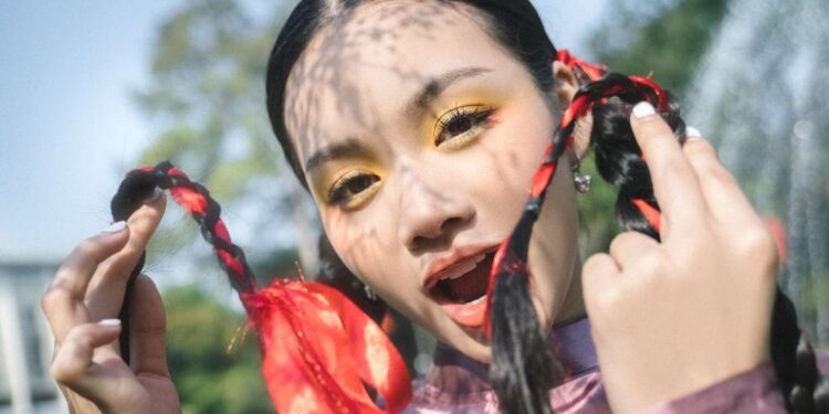 Diện áo dài “chất” như Giana: phá cách kết hợp cùng giày roller skate, tích cực “lăng xê” trào lưu Y2K