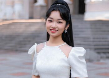 Nhìn ngắm mẫu nhí Minh Thư thướt tha với tà áo dài trắng cách tân