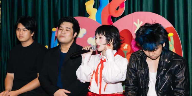 M Tú mang đến thế giới tình yêu đầy màu sắc trong album đầu tay