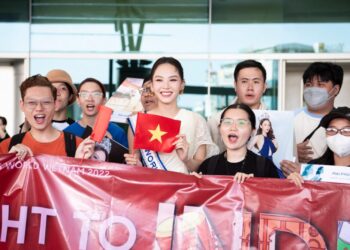 Hoa hậu Mai Phương  xuất hiện tại sân bay, sẵn sàng đến với Miss World